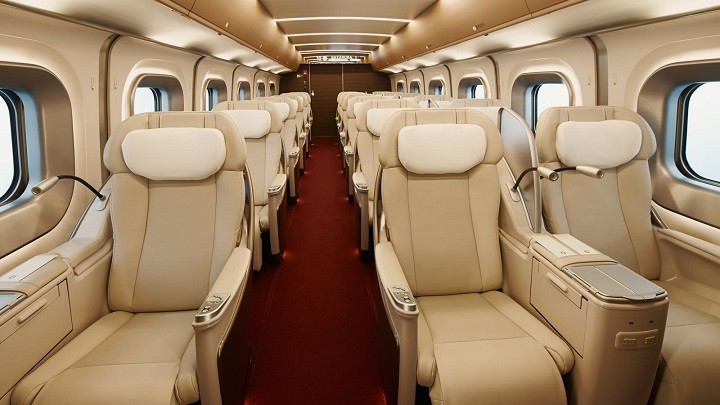 Inside the E5 Shinkansen Gran Class car