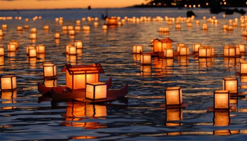 Festival Obon : lanternes flottantes (toro nagashi)