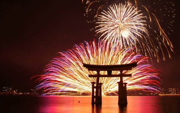 Qué significan los fuegos artificiales en Japón?