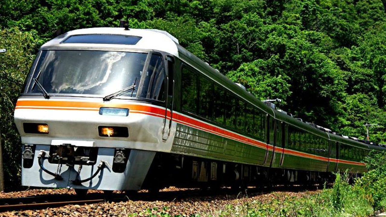 The Hida Limited Express to Takayama and Toyama - Japan Rail Pass